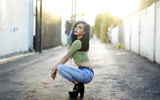 Woman kneeling blurry jeans highheels - high heel free wallpaper for desktop