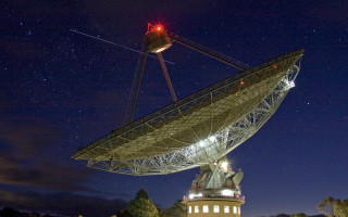 Satellite dish night stars urban - top of a building free wallpaper for desktop