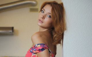 Elina karimova redhair wall leaning - eye free wallpaper for desktop