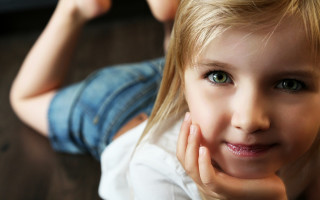 Blonde girl blue eyes portrait - a little girl free wallpaper