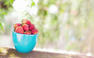 Blue bowl strawberries wooden table 2 - strawberry free wallpaper for desktop