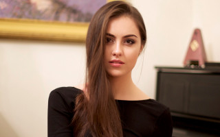 Woman piano painting longhair browneyes - a piano free wallpaper