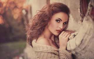 Woman leaning wall bokeh photorealistic - a woman leaning against a wall free wallpaper