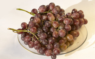 Glass plate grapes white tablecloth - a bunch of grapes free wallpaper