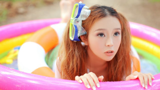 Woman bow pool inflatable portrait - chen lu free wallpaper