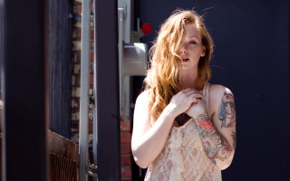 Tattooed woman building door serious - tattoo free wallpaper for desktop