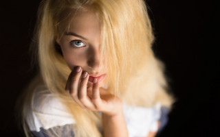 Blonde blue eyed woman portrait - artur tarnowski free wallpaper