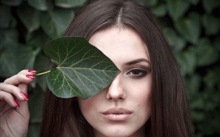 Woman leaf green background nails - free aesthetic wallpaper for desktop