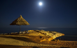 Full moon ocean beach chairs - the sand free wallpaper for desktop