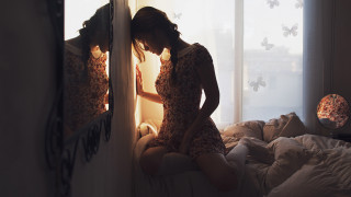 Woman mirror butterfly pillow backlighting - artur tarnowski free wallpaper