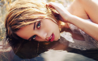 Woman underwater relaxing blue eyes - the ground next free wallpaper