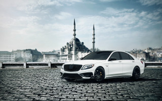 White mercedes benz detailed cityscape - free 3d render wallpaper