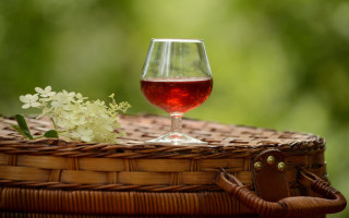 Wine basket flower table stilllife - a flower arrangement free wallpaper