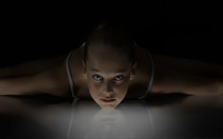 Woman hologram laptop dark background - diffuse free wallpaper for desktop