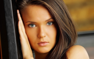 Blue eyes woman leaning wall - realistic shaded perfect face free wallpaper for desktop