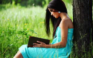 Woman blue dress sitting grass - the screen free wallpaper