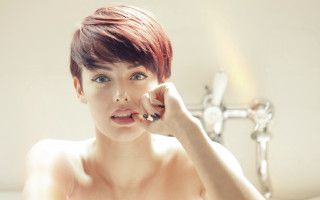 Woman finger piercing mirror redhair - a mirror free wallpaper for desktop