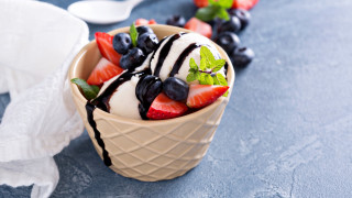 Ice cream strawberries blueberries spoon - a bowl of ice cream free wallpaper