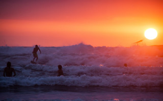 Surfing group wave ocean sunset 2 - in the ocean free wallpaper