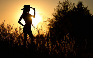 Woman field hat sunset trees - a hat free wallpaper