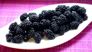 White plate blackberries purple tablecloth - berry free wallpaper