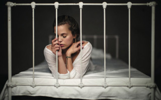 Woman bed white blanket figurative - a white blanket free wallpaper