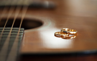 Wedding rings guitar neck blurry - a flemish baroque free wallpaper for desktop