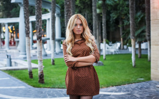 Woman building portrait blonde fishnets - her arm free wallpaper