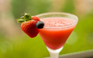 Strawberry blueberry drink straw green - a straw free wallpaper