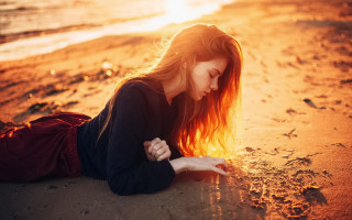 Beach woman laying autumn fire - her pocket free wallpaper for desktop