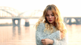 Woman river bridge redlipstick portrait - her lip free wallpaper