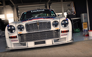 White car red blue stripe - hood free wallpaper for desktop