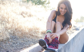 Woman bikini wall skateboard smile - graffiti art free wallpaper for desktop