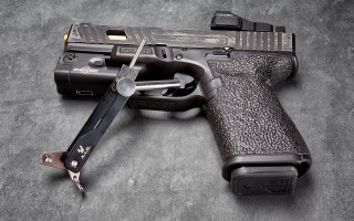 Gun knife scissors table sharp - a stipple free wallpaper