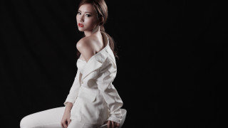 Woman white pose black background - a black backdrop free wallpaper for desktop