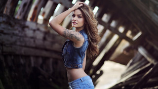 Tattooed woman front wooden background - a wooden structure free wallpaper for desktop