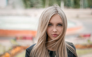 Blonde woman fountain portrait photorealistic - a fountain free wallpaper for desktop