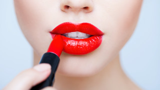 Woman redlipstick brush makeup blurry - red lipstick free wallpaper
