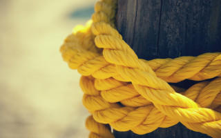 Yellow rope pole blurry background - a pole free wallpaper for desktop