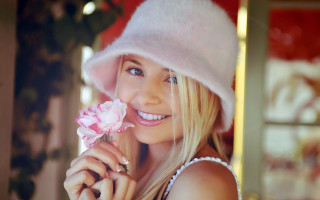 Woman pink flower white hat - a white hat free wallpaper