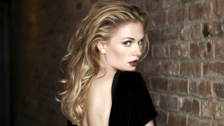 Woman brick wall pony tail - a woman leaning against a brick wall free wallpaper