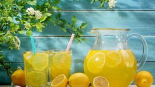 Lemonade pitchers glasses straws summer - dorothy coke free wallpaper