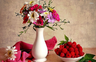 White vase flowers raspberries bowl - a white vase free wallpaper