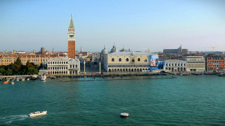 Panoramic cityscape boat shore water - canaletto free wallpaper