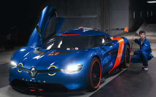 Man kneeling car garage rayonism - the door open free wallpaper