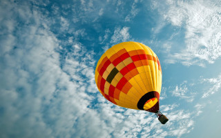 Hot air balloon blue sky - a hot air balloon free wallpaper for desktop