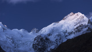 Snowy mountain blue sky clouds - snow under a blue sky free wallpaper