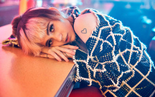 Woman heart tattoo leaning table - cute free wallpaper for desktop