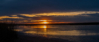 Sunset hudson river mountain clouds - a sunset over a body of water free wallpaper for desktop