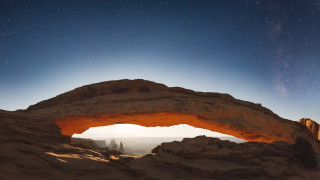 Rock formation stars orange arch - a large rock formation free wallpaper